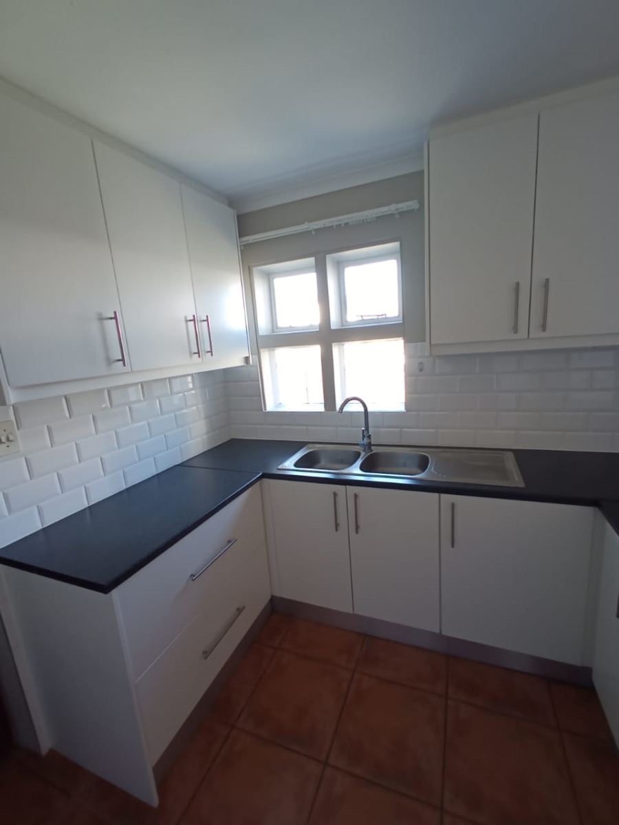 To Let 3 Bedroom Property for Rent in Oakglen Western Cape